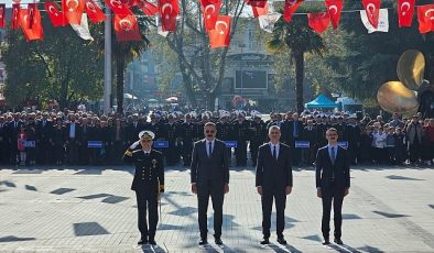 Gölcük’te 29 Ekim Cumhuriyet Bayramı’nın 101. yıldönümü kapsamında Anıtpark’ta Atatürk Anıtı’na çelenk sunma töreni düzenlendi.