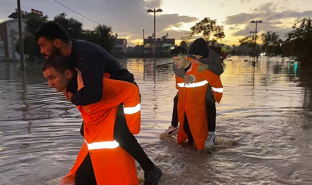 Büyükşehir ekipleri Manavgat’ta vatandaşın yanında